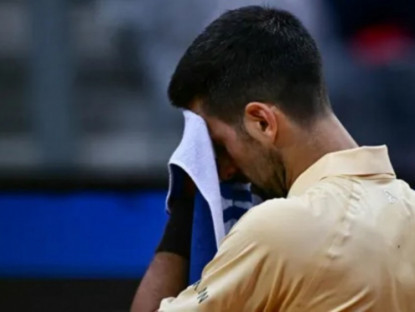 Thể thao - Djokovic thua "ông cháu" vì "cố đấm ăn xôi", chuyện gì đang xảy ra?