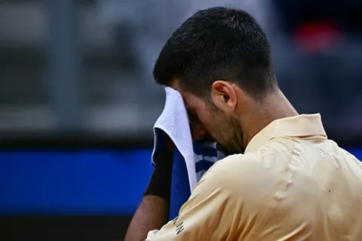 Djokovic thua "ông cháu" vì "cố đấm ăn xôi", chuyện gì đang xảy ra? - 1