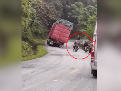Giao thông - Clip: Thót tim xe máy liều lĩnh lách qua ô tô tải nghiêng ngả trên đèo dốc