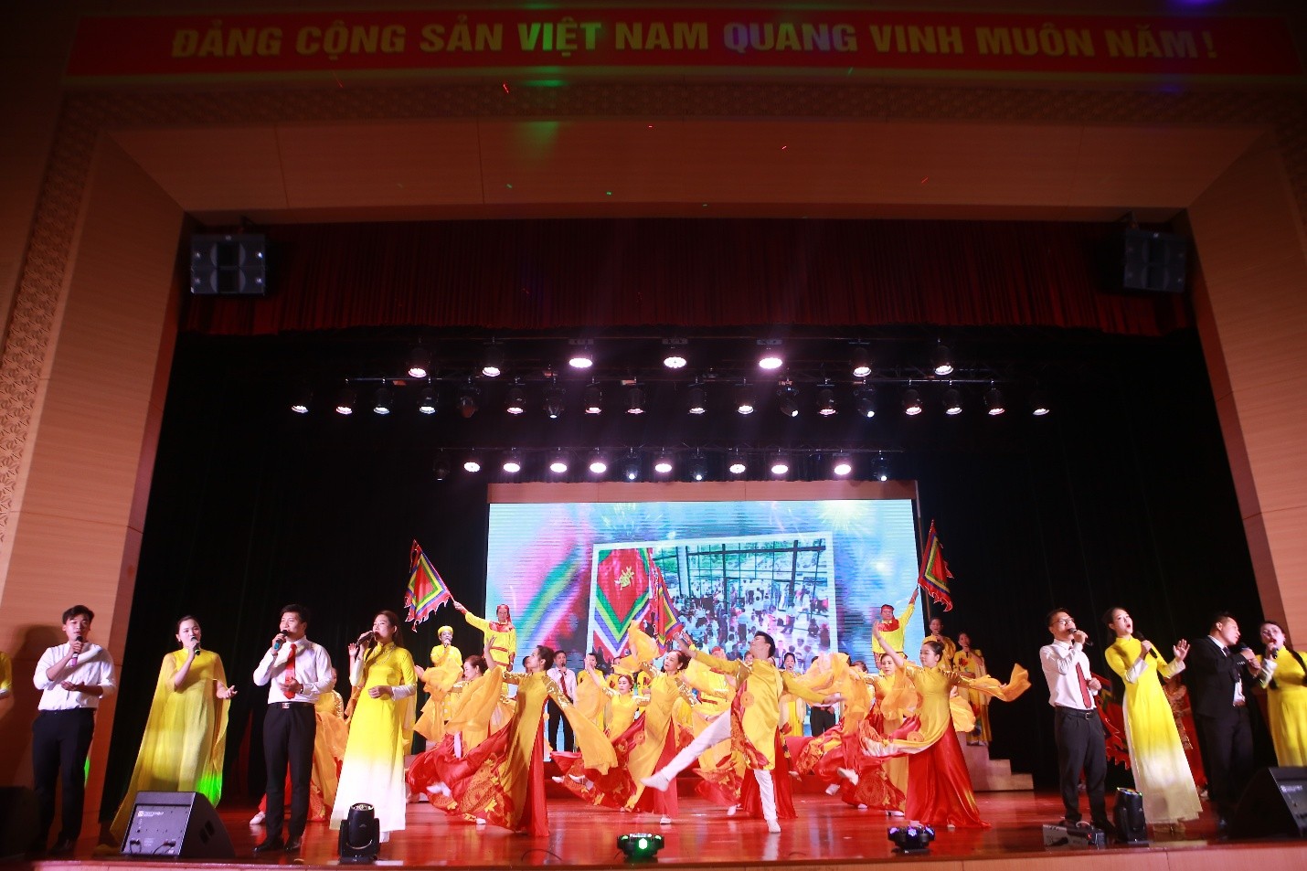 Đặc sắc chương trình nghệ thuật “Hương Sen nguồn cội - Rạng rỡ tên Người” - 4