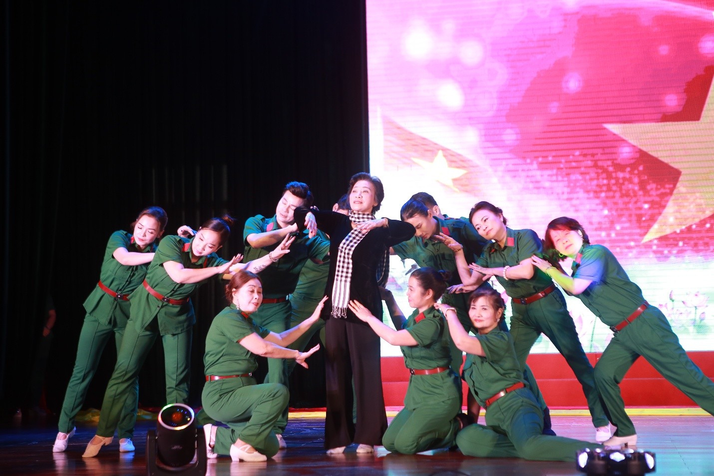 Đặc sắc chương trình nghệ thuật “Hương Sen nguồn cội - Rạng rỡ tên Người” - 9