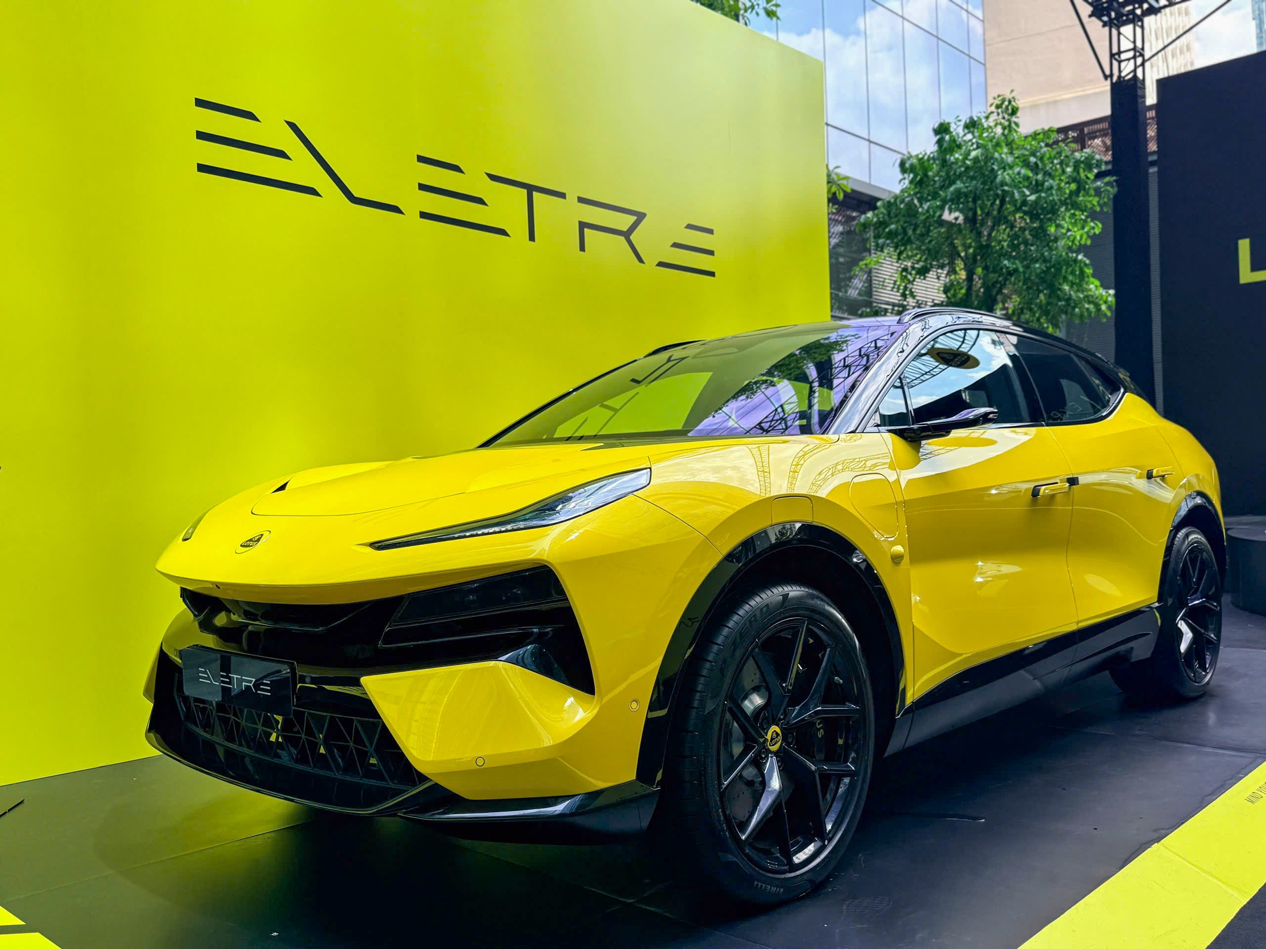 Lotus công bố giá bán xe thể thao điện gầm cao Eletre từ 4,448 tỷ đồng - 1