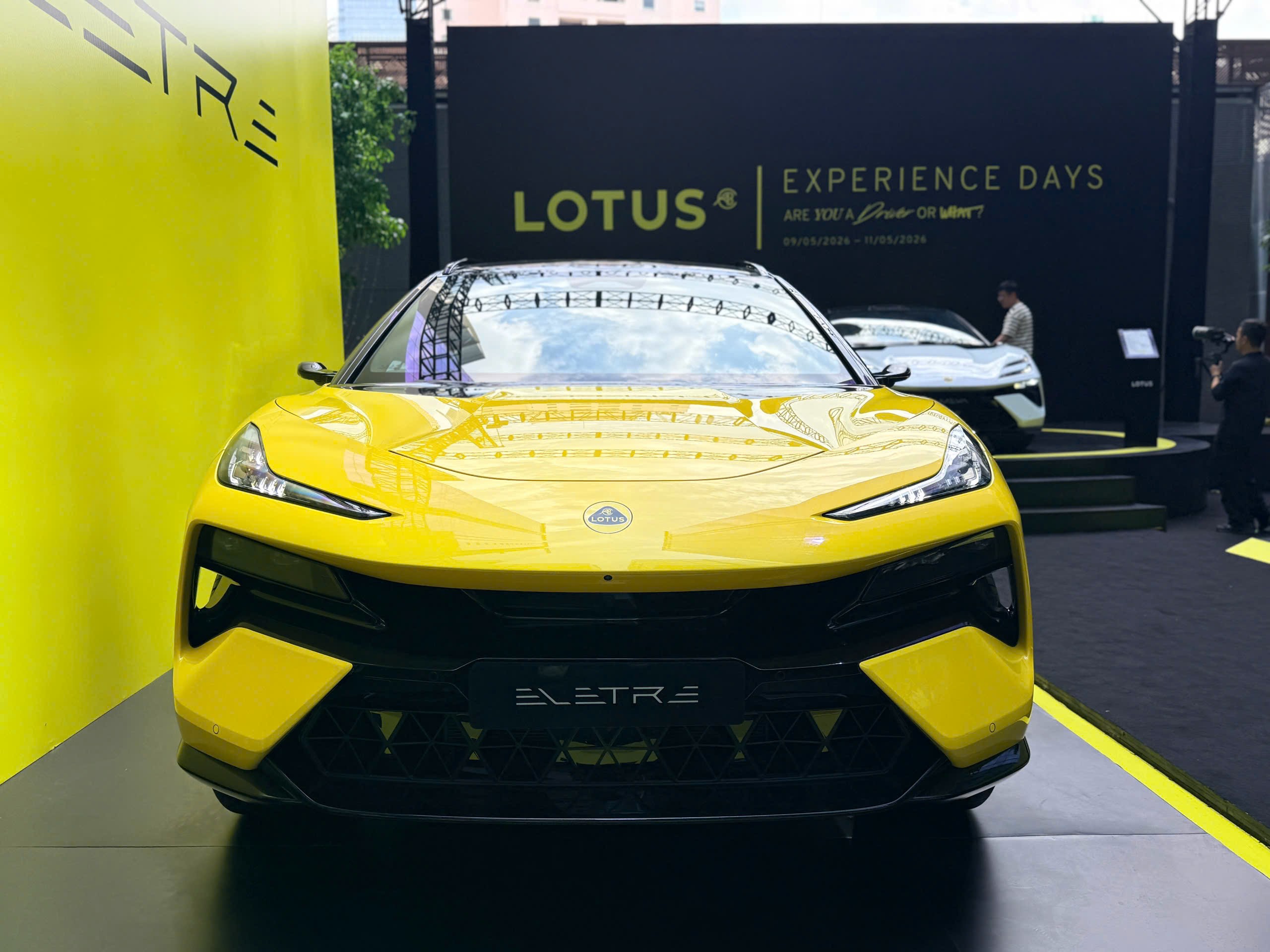 Lotus công bố giá bán xe thể thao điện gầm cao Eletre từ 4,448 tỷ đồng - 2