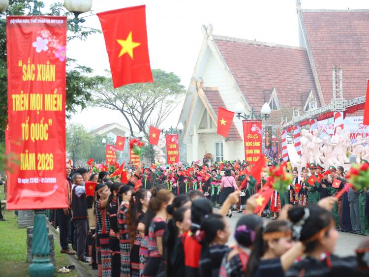 Hoàn thiện cơ chế, chính sách đặc thù ưu tiên đầu tư cho công tác bảo tồn và phát huy giá trị văn hóa truyền thống của các dân tộc thiểu số