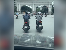 Clip: Hai phụ nữ thản nhiên dàn hàng nói chuyện, bật xi nhan gây hoang mang