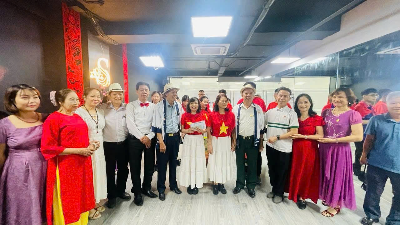 Tặng quà cho CLB Khiếm thị Hà Nội - 1