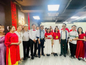 Tặng quà cho CLB Khiếm thị Hà Nội