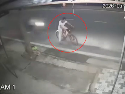 Giao thông - Clip: Thanh niên bàng hoàng bị xe máy đâm bay cả xe đạp bên lề đường