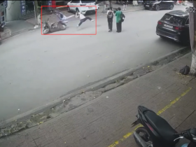Clip: Kinh hoàng thanh niên đi xe máy đâm người đi bộ rồi chui thẳng vào gầm ô tô