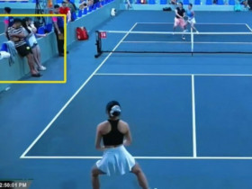 Bi hài pickleball: Chồng hét lớn cổ vũ vợ, bị đối thủ đánh trúng 