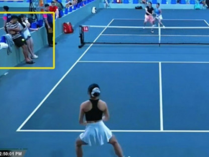 Thể thao - Bi hài pickleball: Chồng hét lớn cổ vũ vợ, bị đối thủ đánh trúng "chỗ hiểm"