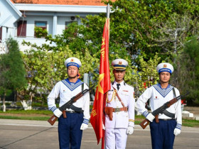 Thiêng liêng Lễ chào cờ và duyệt đội ngũ trên đảo Trường Sa