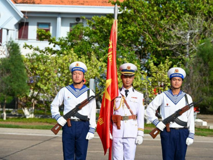 Nhiếp ảnh - Thiêng liêng Lễ chào cờ và duyệt đội ngũ trên đảo Trường Sa
