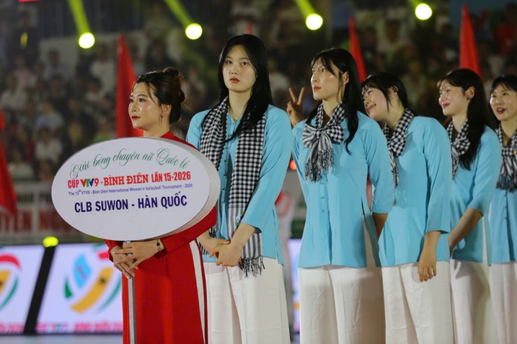 Rực rỡ bóng chuyền cúp VTV: Dàn "hoa khôi" mặc áo bà ba khoe nhan sắc nổi bật - 7