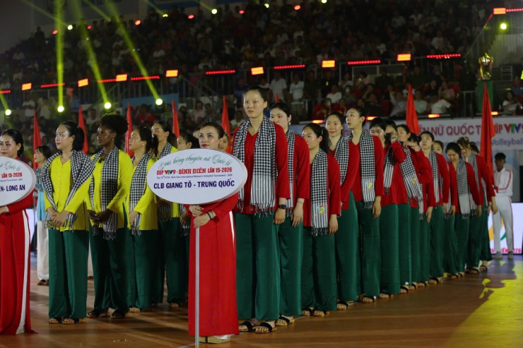 Rực rỡ bóng chuyền cúp VTV: Dàn "hoa khôi" mặc áo bà ba khoe nhan sắc nổi bật - 11