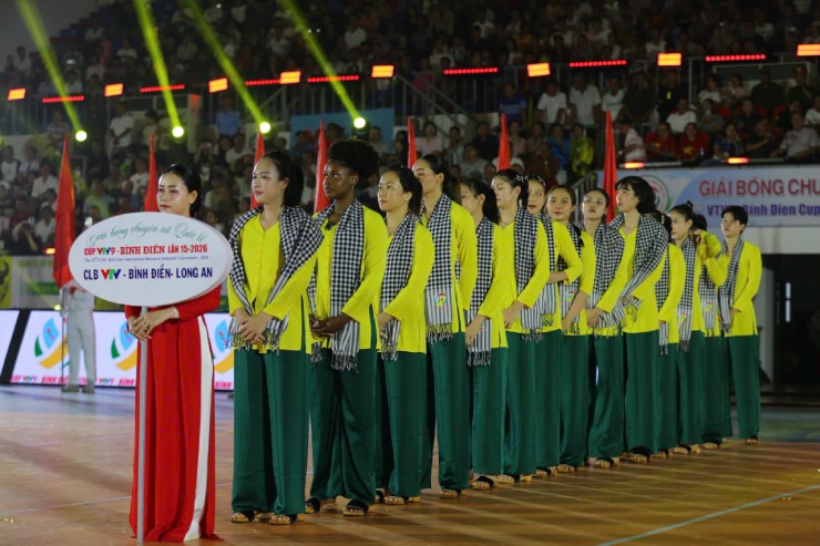 Rực rỡ bóng chuyền cúp VTV: Dàn "hoa khôi" mặc áo bà ba khoe nhan sắc nổi bật - 4