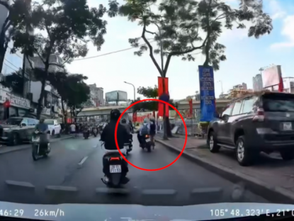 Giao thông - Clip: Bức xúc nam sinh lạng lách đâm ngã cô gái rồi thản nhiên phóng xe bỏ đi