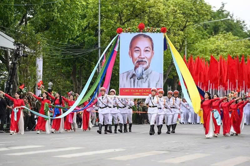 “Ánh sáng Hồ Chí Minh soi đường cho chúng ta đi” - 1