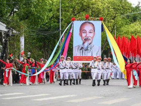“Ánh sáng Hồ Chí Minh soi đường cho chúng ta đi”