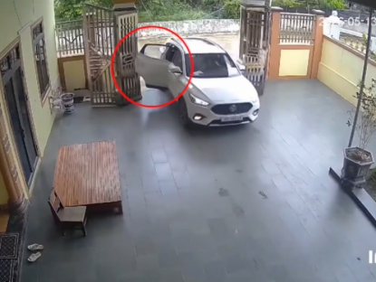 Giao thông - Clip: Lùi xe bất cẩn, nữ tài xế làm hỏng cánh cửa xe