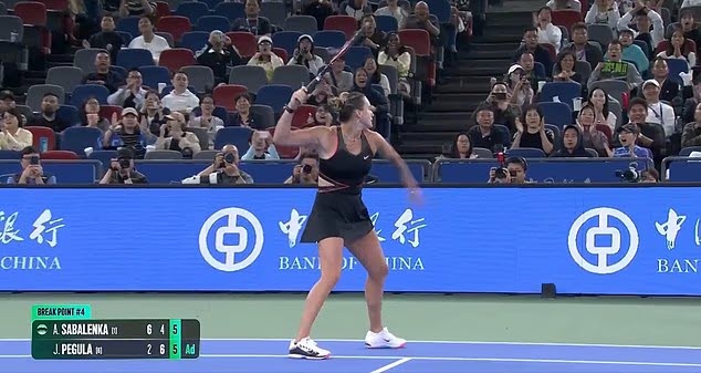 Sabalenka khoe vẻ gợi cảm trên tạp chí, từ chối xin lỗi vụ ném vợt vào thiếu niên - 1
