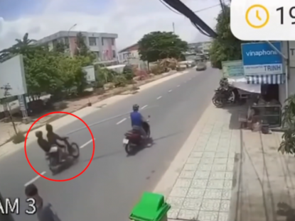 Giao thông - Clip: Hãi hùng hai thanh niên đâm trúng thanh sắt rồi lao trực diện vào ô tô