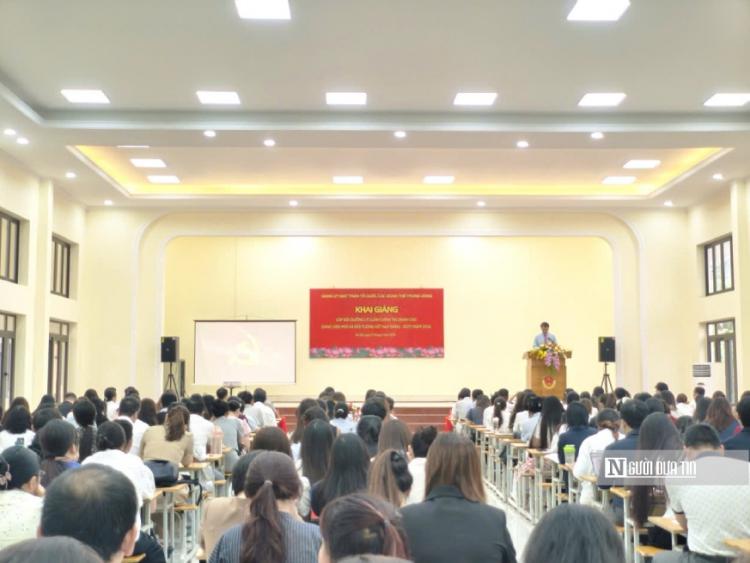Trang bị nền tảng lý luận chính trị cho đảng viên mới và đối tượng kết nạp Đảng