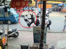 Clip: Học sinh vít ga xe điện, lao thẳng vào đầu ô tô tải
