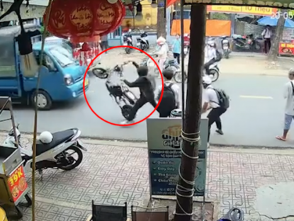 Giao thông - Clip: Học sinh vít ga xe điện, lao thẳng vào đầu ô tô tải