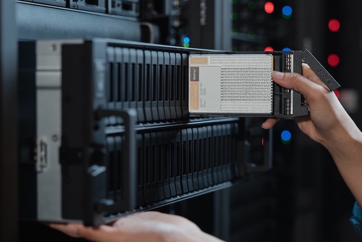 Hệ thống lưu trữ "khủng" chứa được 48 ổ SSD, tổng dung lượng tính bằng PB - 1