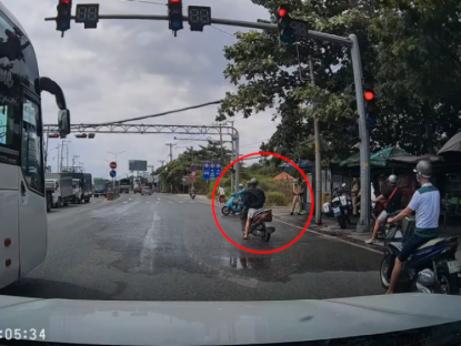 Giao thông - Clip: Thanh niên vượt đèn đỏ và pha “quay xe” cực gắt