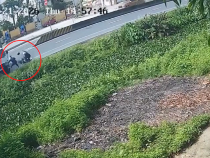 Giao thông - Clip: Kinh hoàng xe máy bị ô tô tải quay đầu ẩu hất văng xuống mương