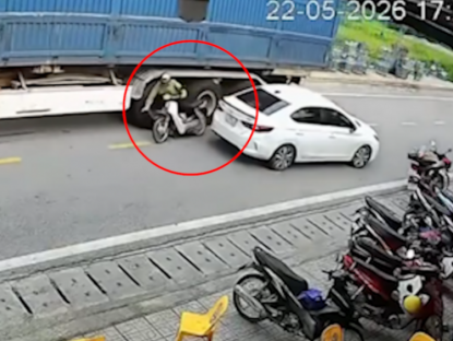Giao thông - Clip: Xe máy vượt ẩu bị kẹp giữa hai ô tô