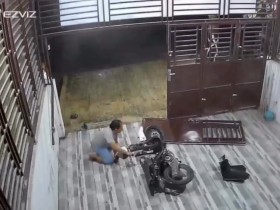 Clip: Kinh hoàng xe máy húc bay cổng nhà dân chỉ trong tích tắc