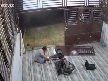 Giao thông - Clip: Kinh hoàng xe máy húc bay cổng nhà dân chỉ trong tích tắc