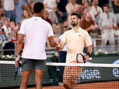 Thể thao - Djokovic "tra tấn" thể lực đối thủ cao 2m03, vượt kỷ lục Federer ở Roland Garros