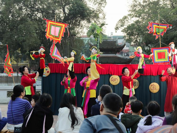 Trải nghiệm văn hóa dân gian tại Văn Miếu - Quốc Tử Giám qua chương trình Một ngày rong chơi