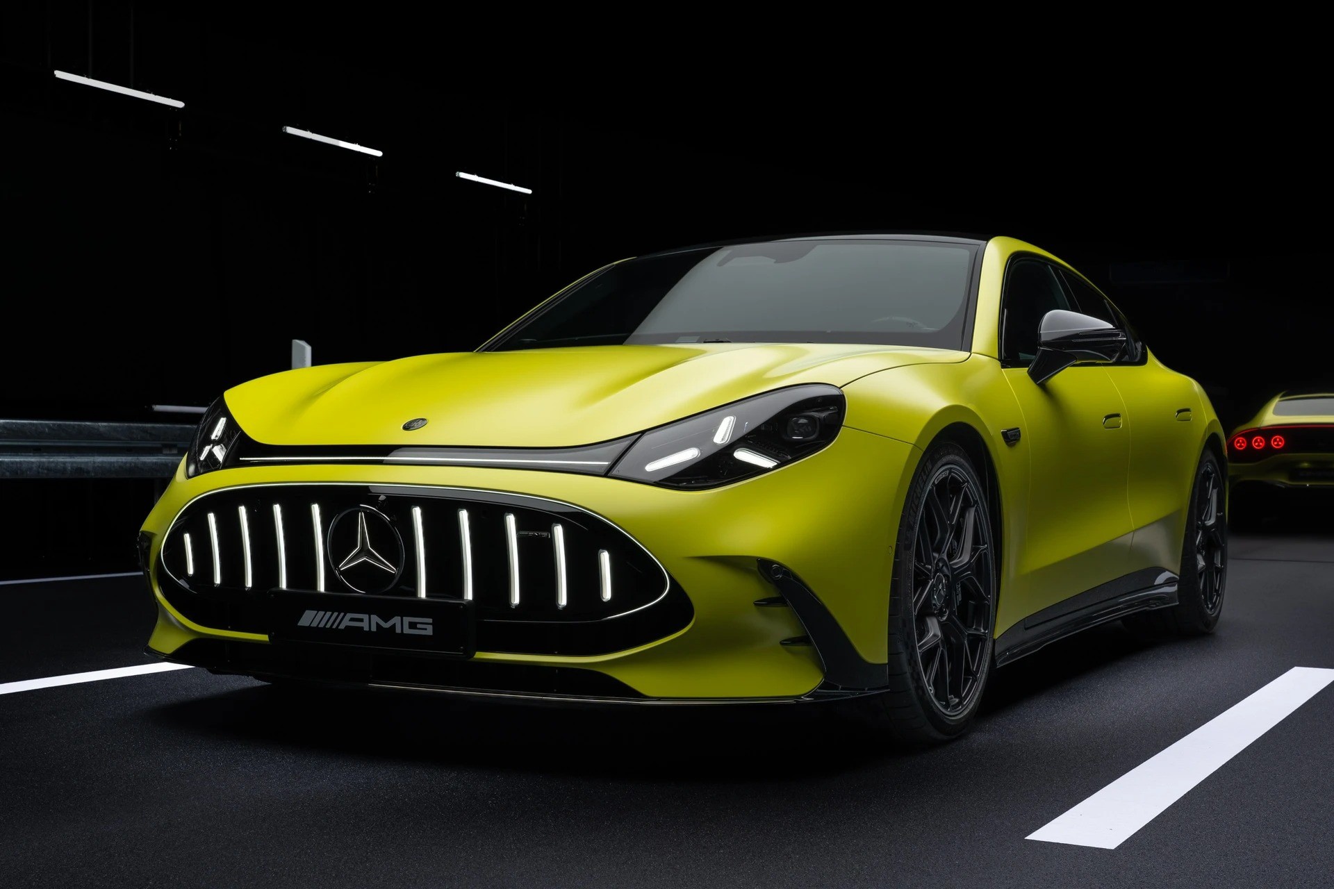Mercedes-AMG ra mắt dòng xe GT 4-Door Coupe mới - 1