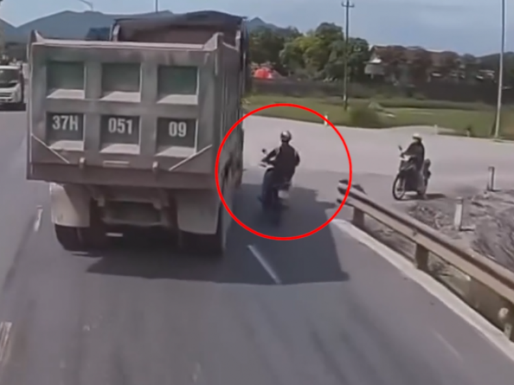 Clip: Người đàn ông thoát chết trong gang tấc sau cú va chạm với xe ben