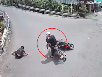 Giao thông - Clip: Vừa nghe điện thoại vừa rẽ ẩu, thanh niên khiến xe đối diện ngã sõng soài