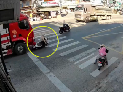 Giao thông - Clip: Thót tim cô gái bị xe tải cuốn vào gầm, thoát chết trong gang tấc