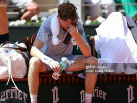 Choáng váng Roland Garros: Sinner thua sốc vì thời tiết, chấn thương & nôn khan