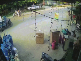 Clip: “Khối nghỉ hè” lao sang đường, xe ba gác đánh lái lật nhào