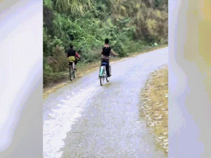 Giao thông - Clip: "Dở khóc dở cười" bé trai thả hai tay đi xe đạp rồi lao thẳng xuống cống