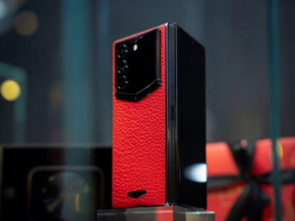 Công nghệ - Vertu tung smartphone màn hình gập Alphafold: Dát vàng 18K, nạm kim cương thiên nhiên
