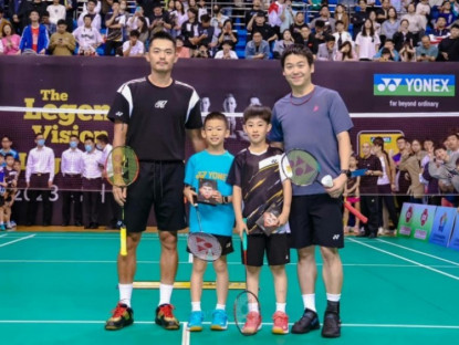 Thể thao - Huyền thoại Lin Dan đập cầu như trút giận, thẳng tay "bắt nạt" cậu bé