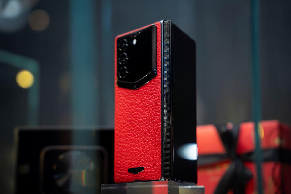 Vertu tung smartphone màn hình gập Alphafold: Dát vàng 18K, nạm kim cương thiên nhiên - 1
