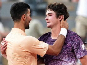 Fonseca thắng lịch sử Djokovic: Tung 3 