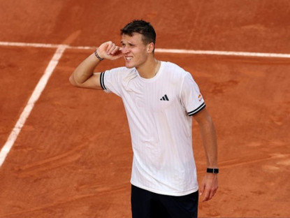 Thể thao - Tennis đỉnh cao Roland Garros: De Minaur thua ngược Mensik