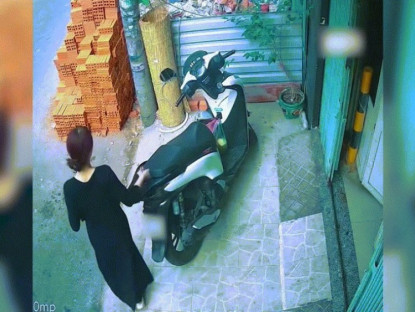 Giao thông - Clip: Khó đỡ người phụ nữ quăng luôn chìa khóa vào cốp rồi đóng sập lại